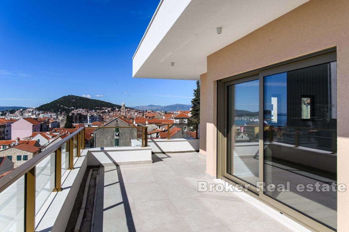 Attico moderno con vista mare