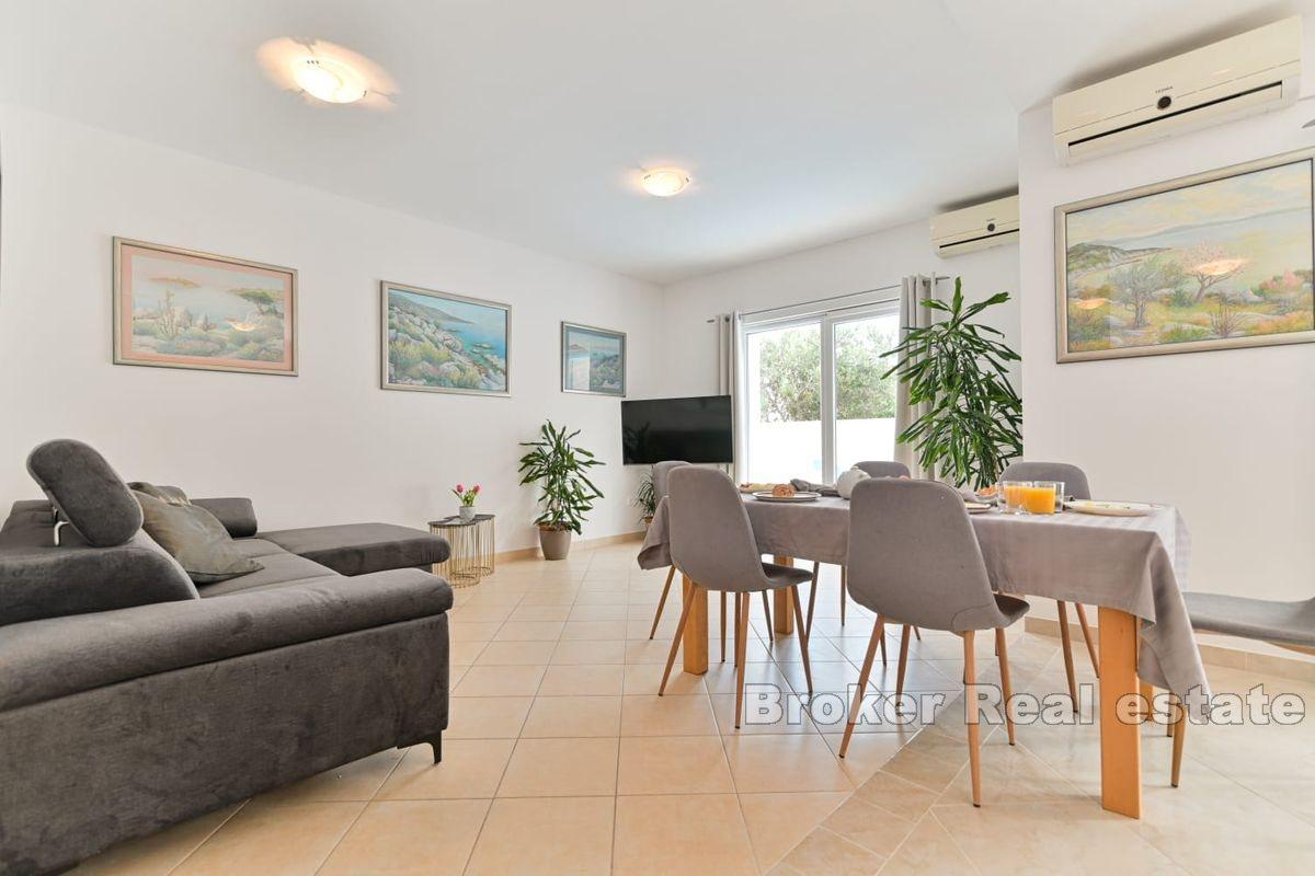 Spazioso appartamento su due piani con tre camere da letto