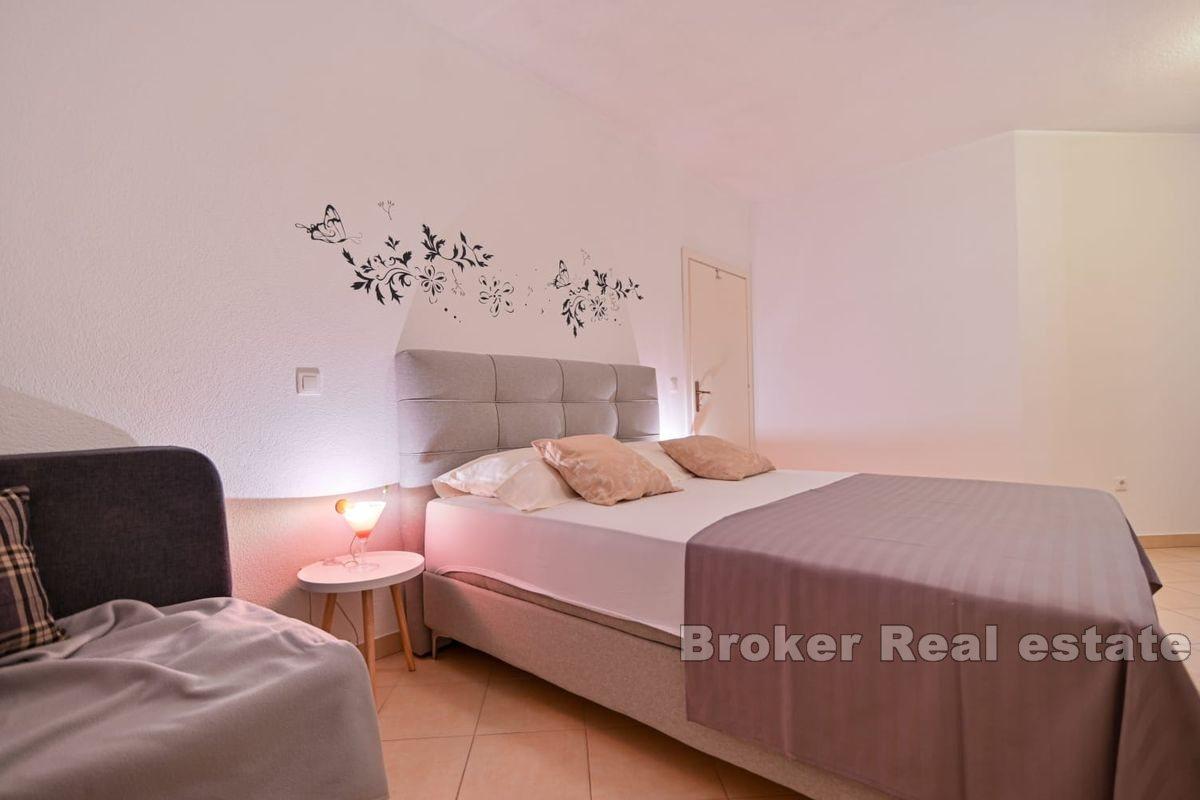 Spazioso appartamento su due piani con tre camere da letto