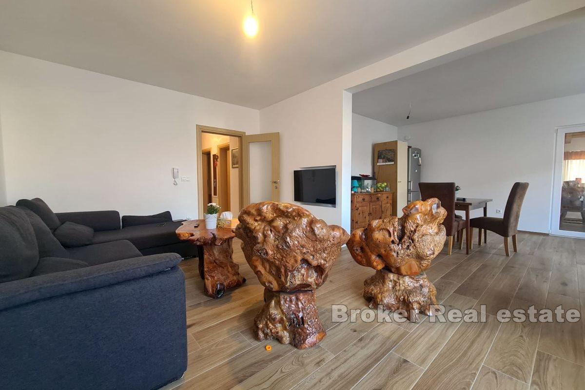 Komfortní apartmán s částečným výhledem na moře