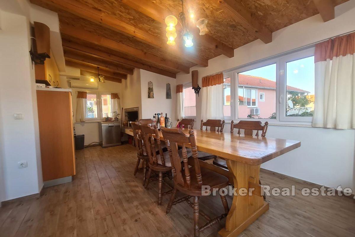 Komfortní apartmán s částečným výhledem na moře