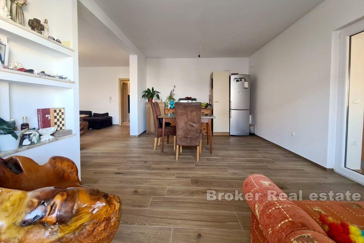 Comfortable apartment with partial sea view