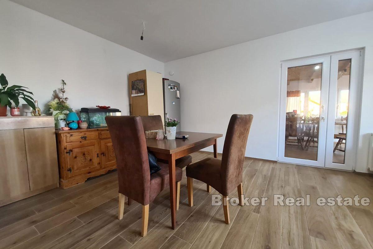 Komfortní apartmán s částečným výhledem na moře