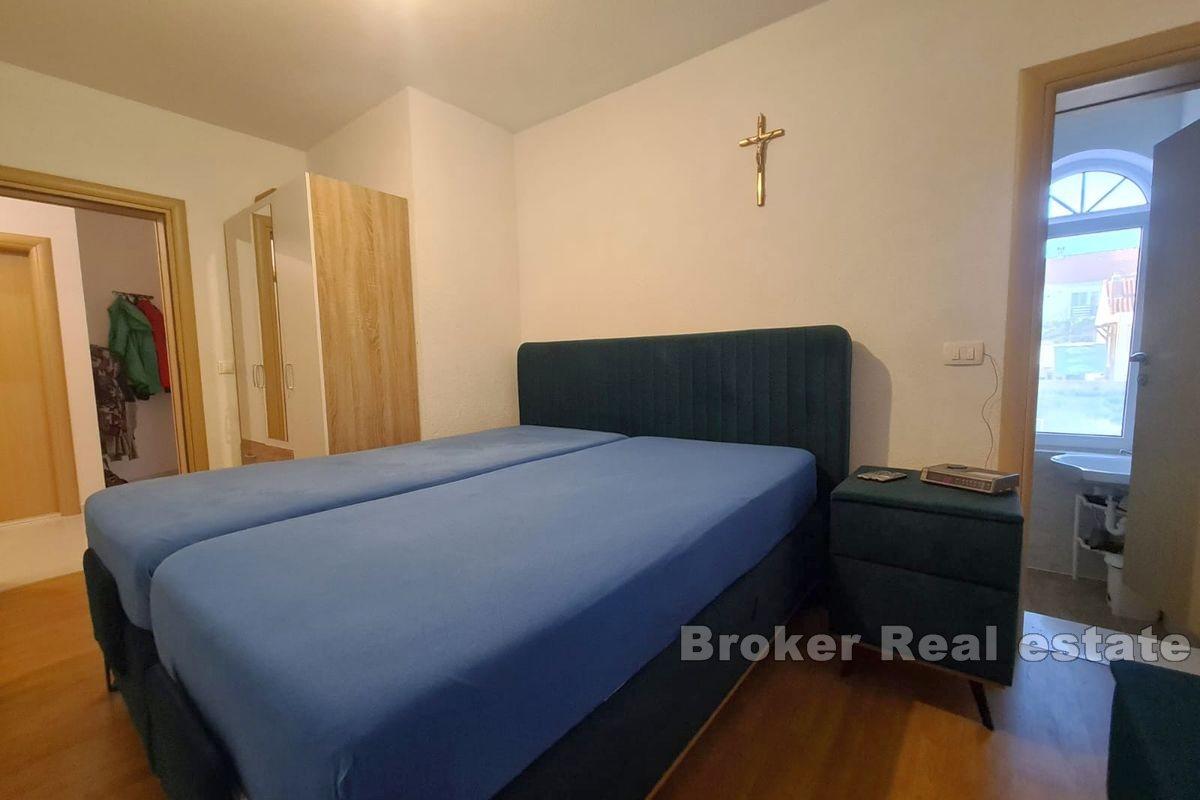 Komfortní apartmán s částečným výhledem na moře