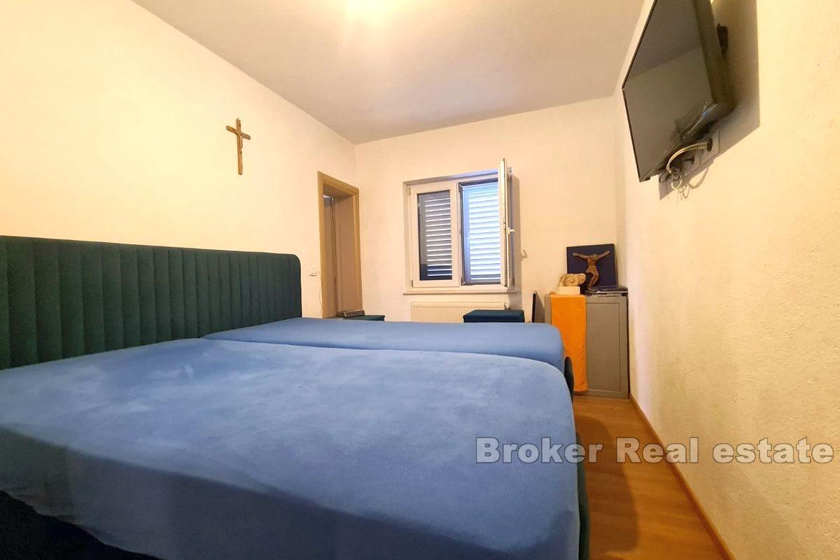 Komfortní apartmán s částečným výhledem na moře