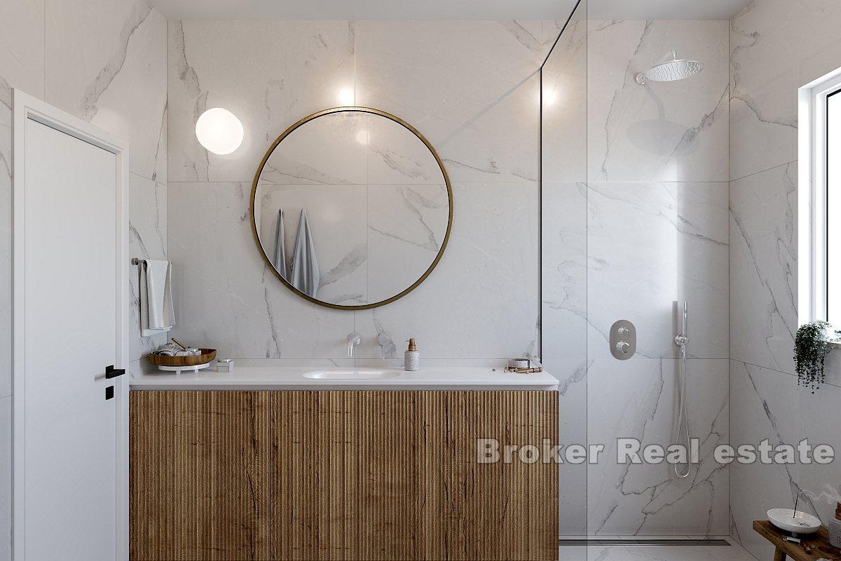 Moderne toppleilighet med basseng og havutsikt