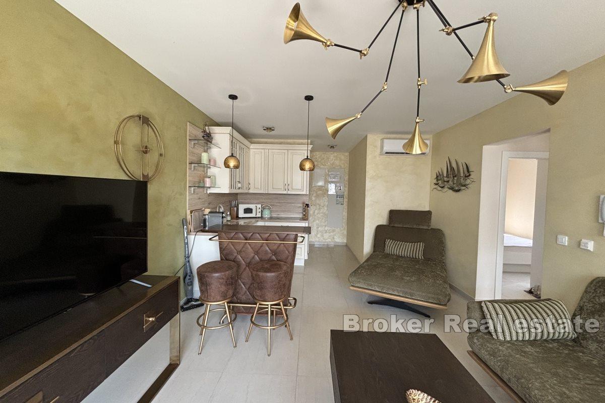 Luxurious apartment in a new building near the sea