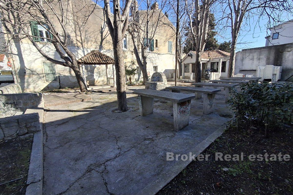 Dom z działką budowlaną w doskonałej lokalizacji