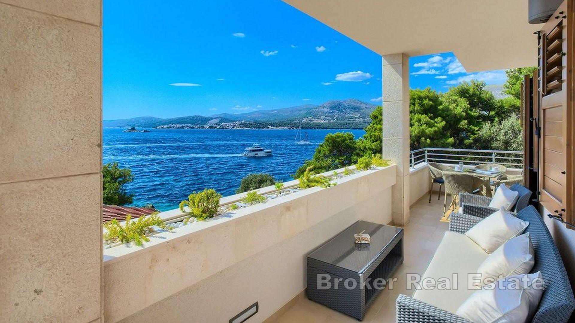 Luxusní vila s bazénem v blízkosti moře