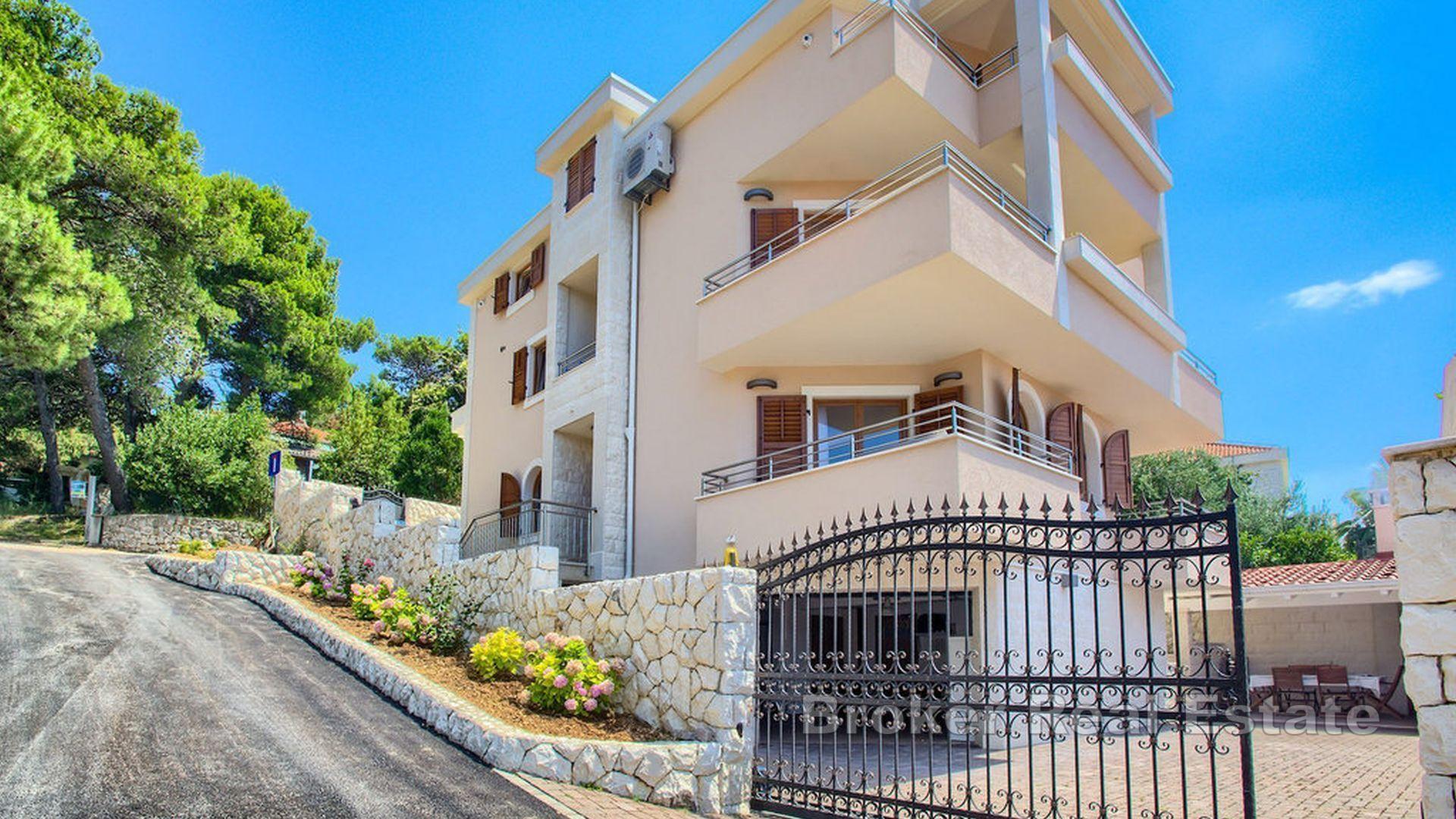 Luxusní vila s bazénem v blízkosti moře