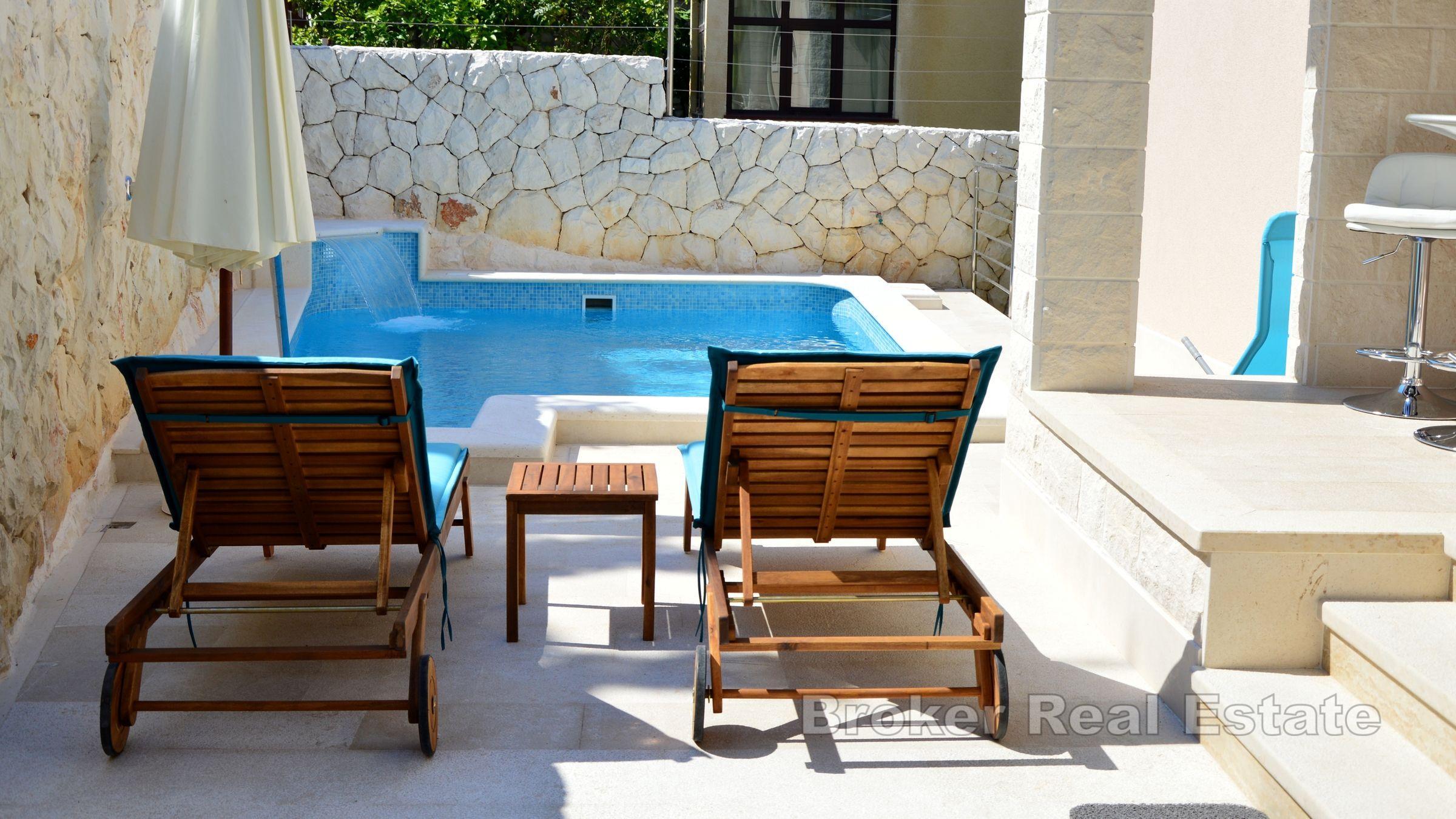 Luxusní vila s bazénem v blízkosti moře