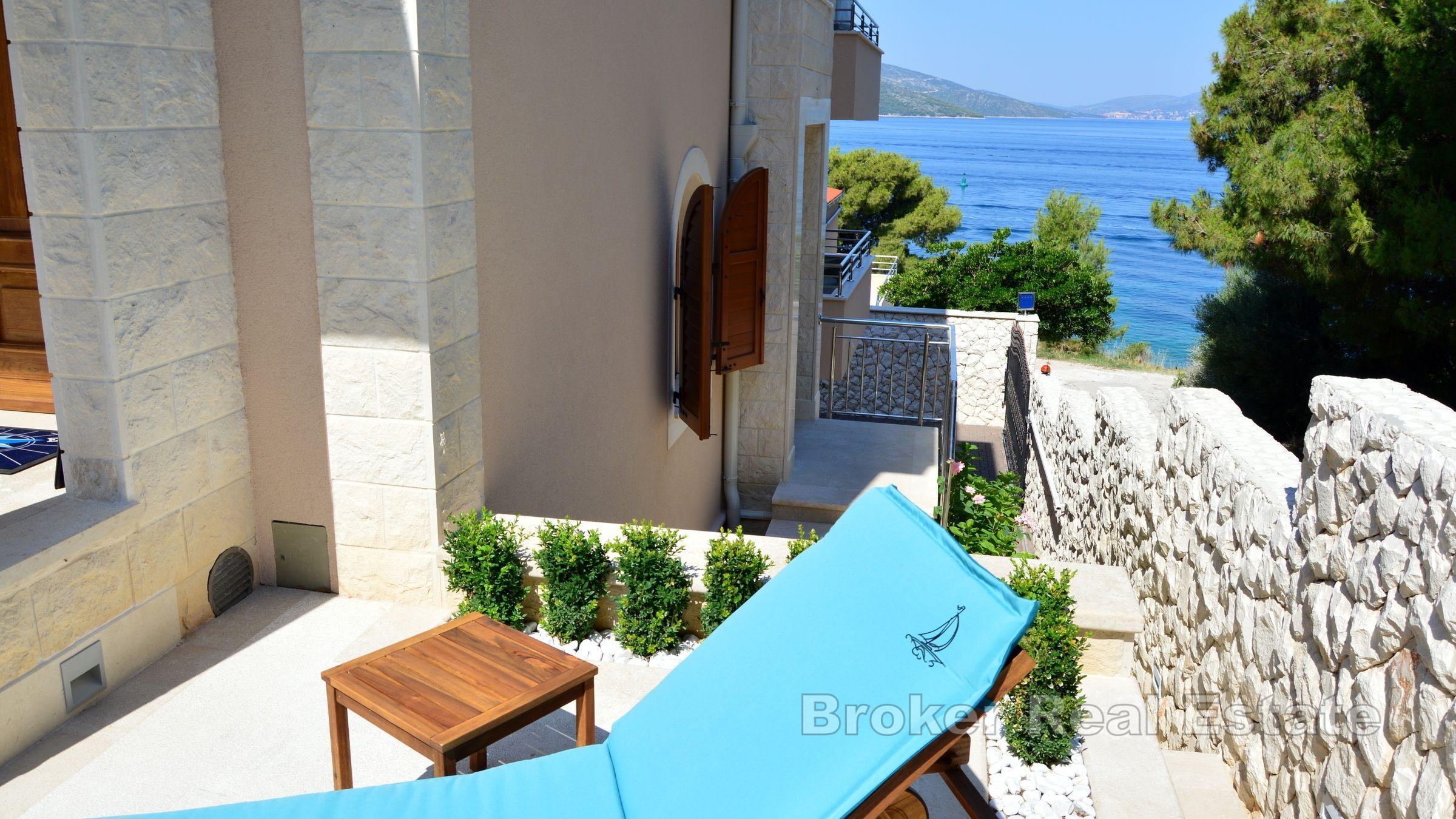 Luxusní vila s bazénem v blízkosti moře