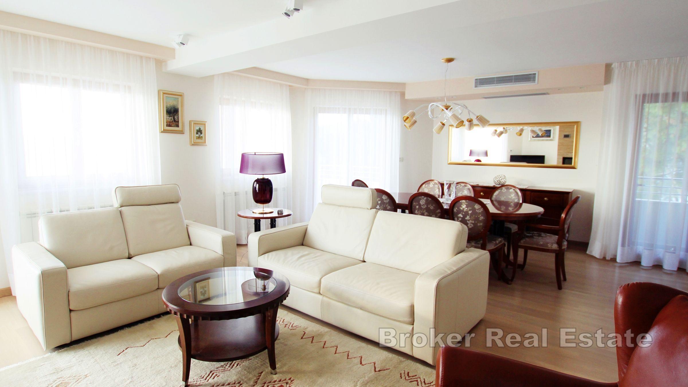 Luxusní vila s bazénem v blízkosti moře