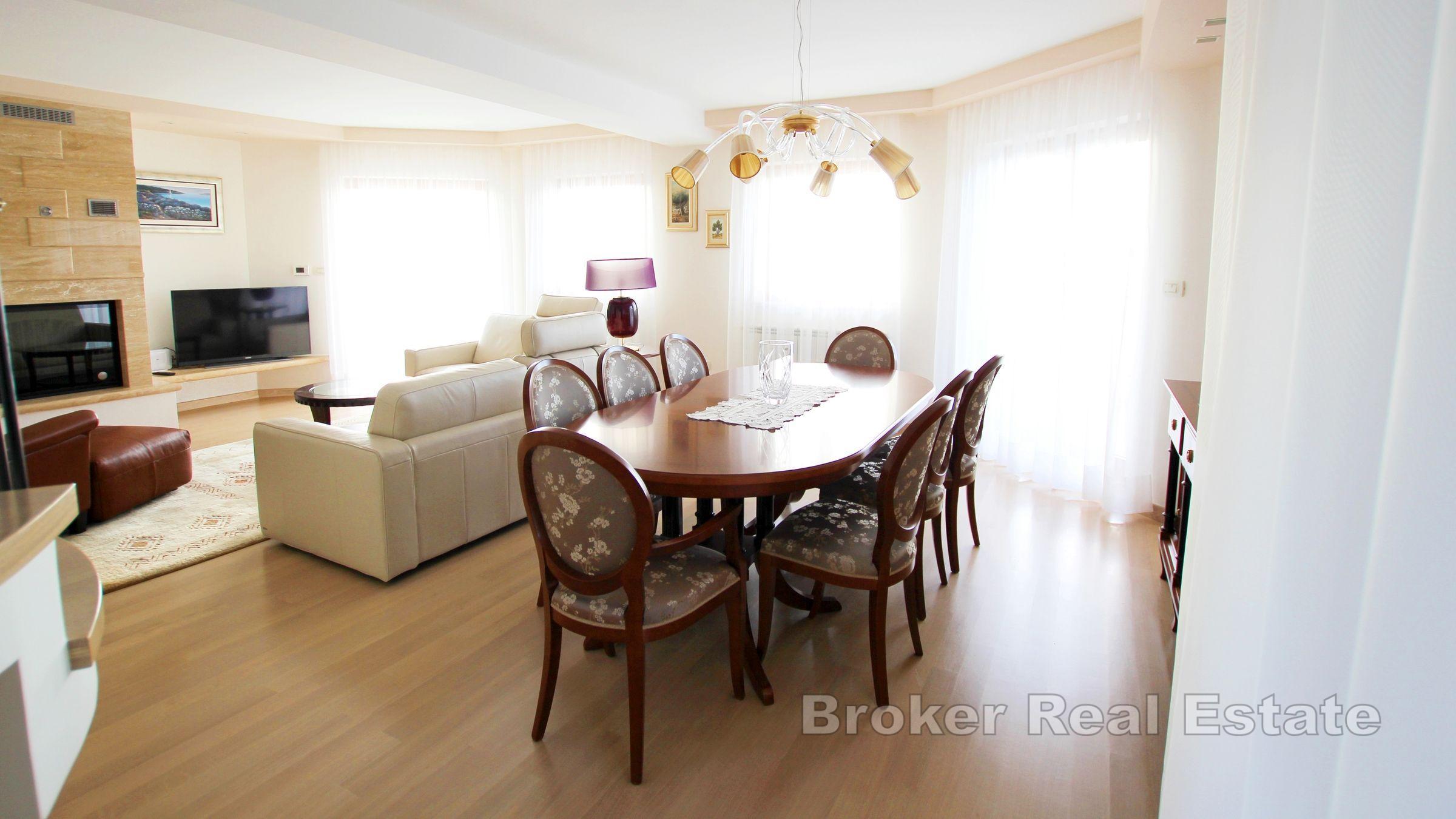 Luxusní vila s bazénem v blízkosti moře