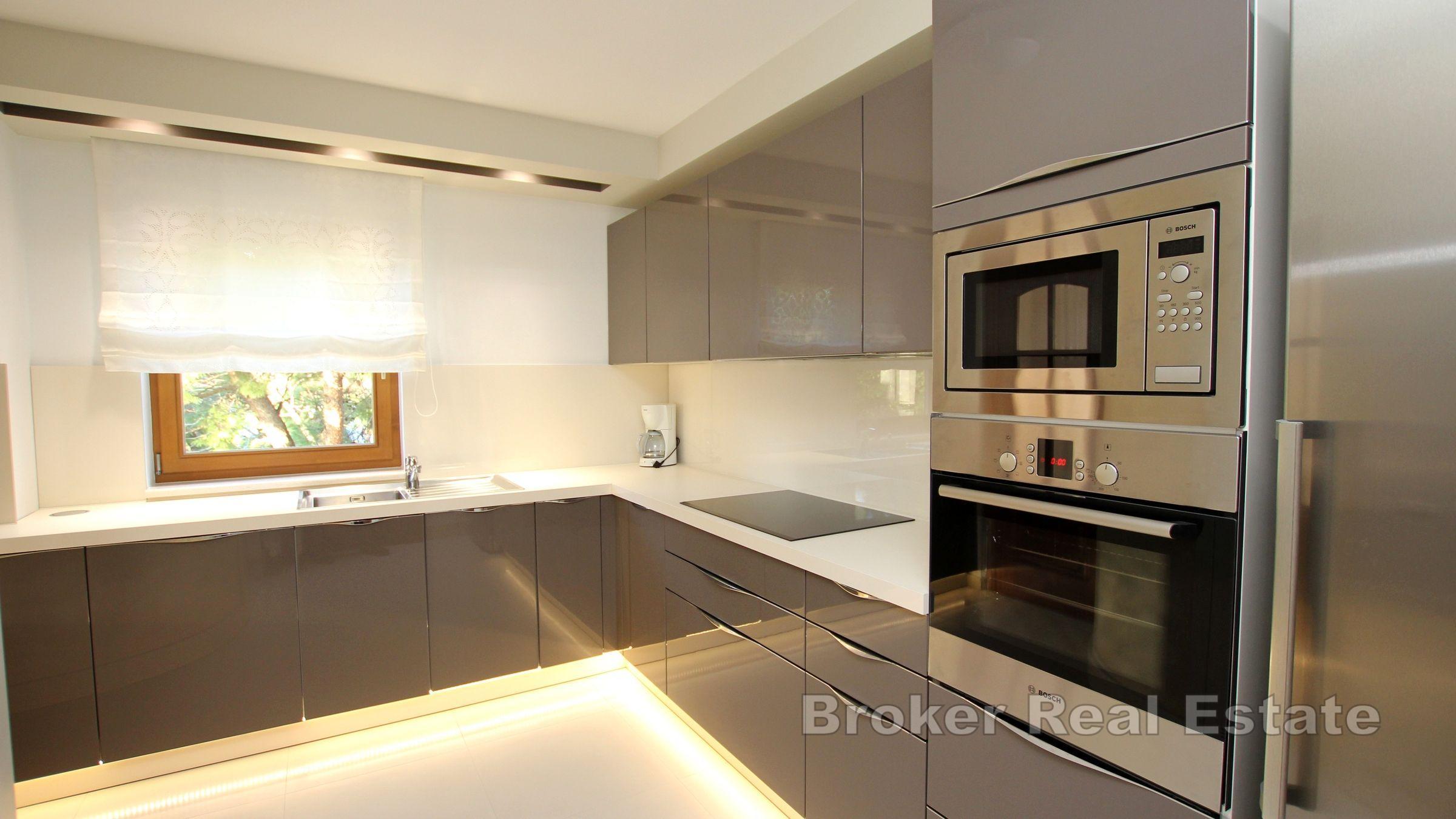 Luxusní vila s bazénem v blízkosti moře