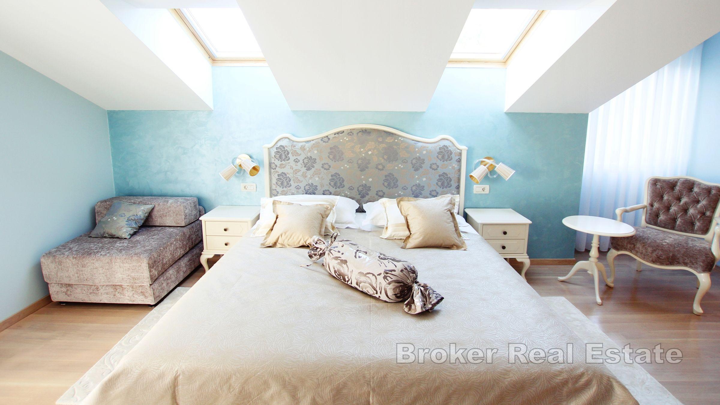 Luxusní vila s bazénem v blízkosti moře