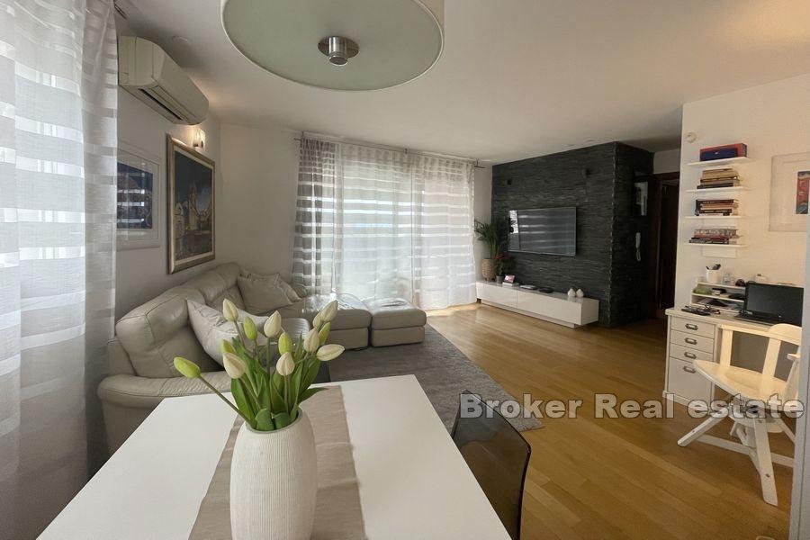 Split - Žnjan, appartement de deux chambres avec terrasse