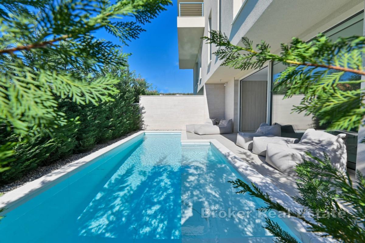 Villa med pool nära havet