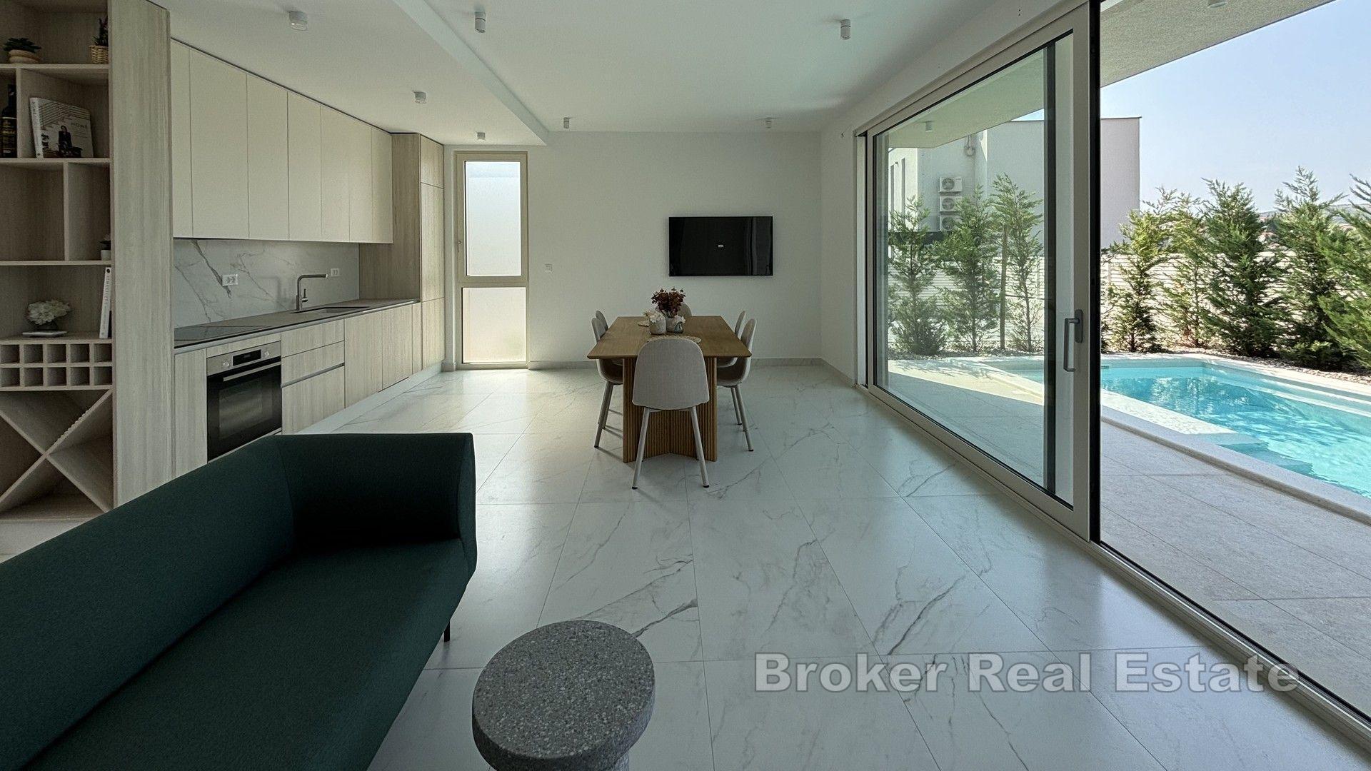 Villa med basseng nær sjøen