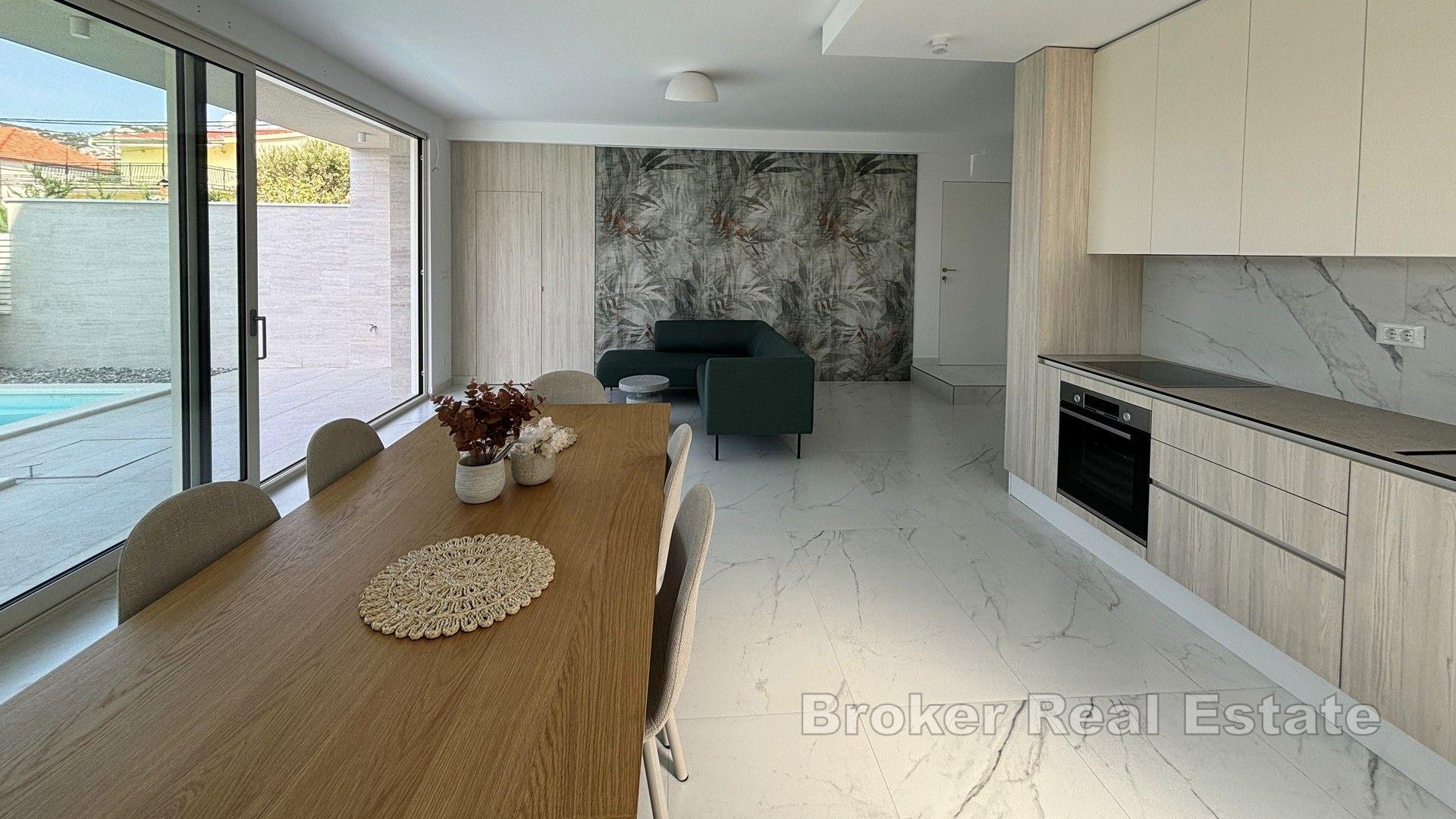 Villa med basseng nær sjøen