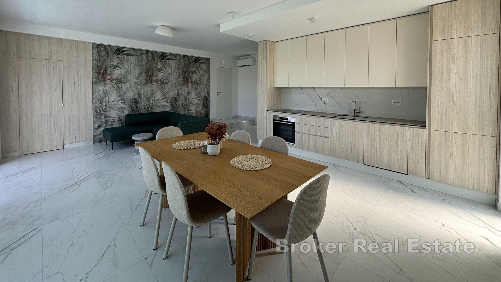 Villa med basseng nær sjøen