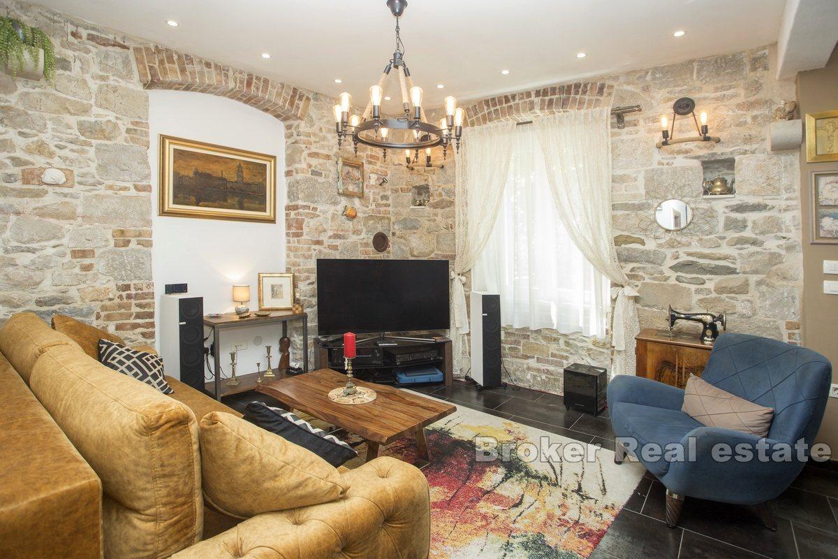 Casa in pietra non lontana dal Palazzo di Diocleziano e dal mare