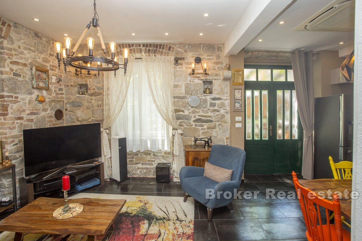 Casa in pietra non lontana dal Palazzo di Diocleziano e dal mare