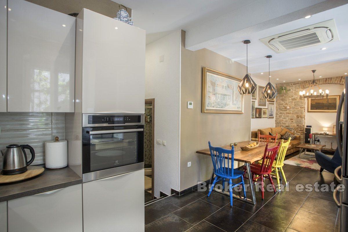 Casa in pietra non lontana dal Palazzo di Diocleziano e dal mare