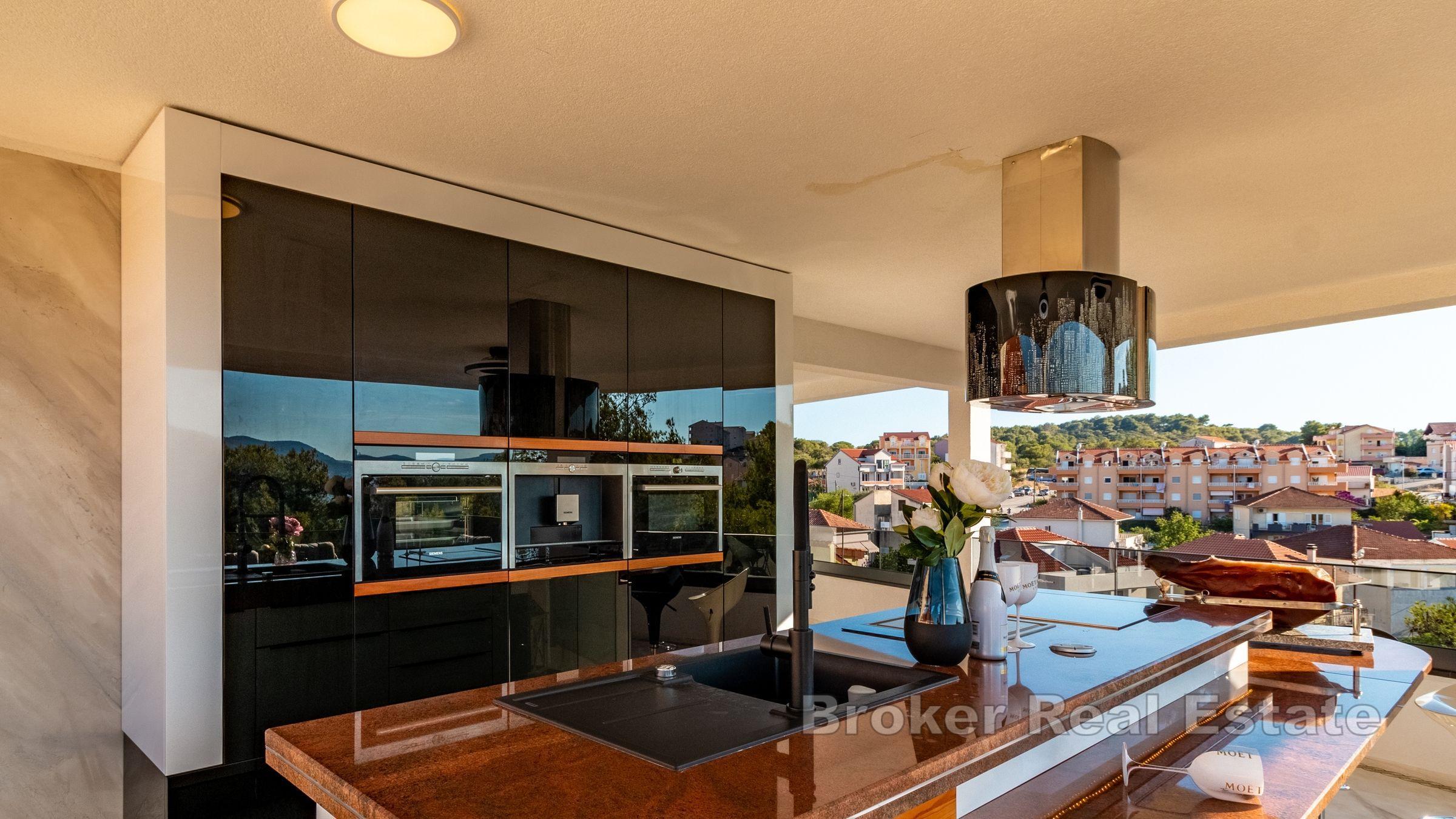 Nowo wybudowana willa z basenem w drugim rzędzie od morza