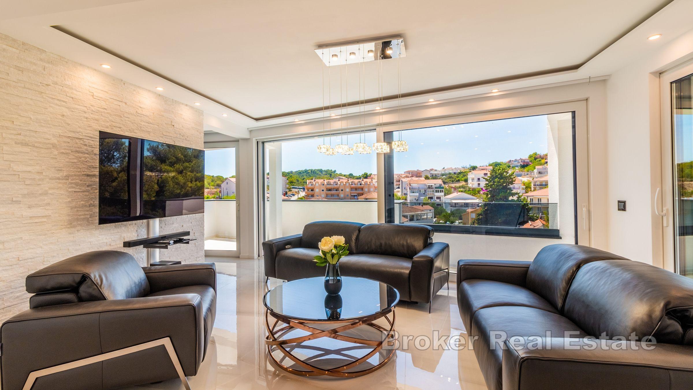 Nowo wybudowana willa z basenem w drugim rzędzie od morza