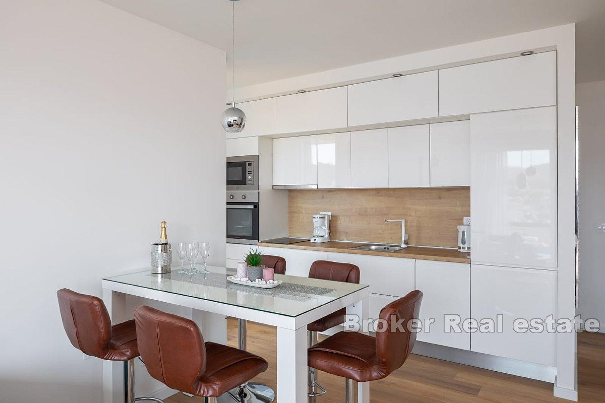 Appartement luxueux dans un immeuble neuf près de la mer
