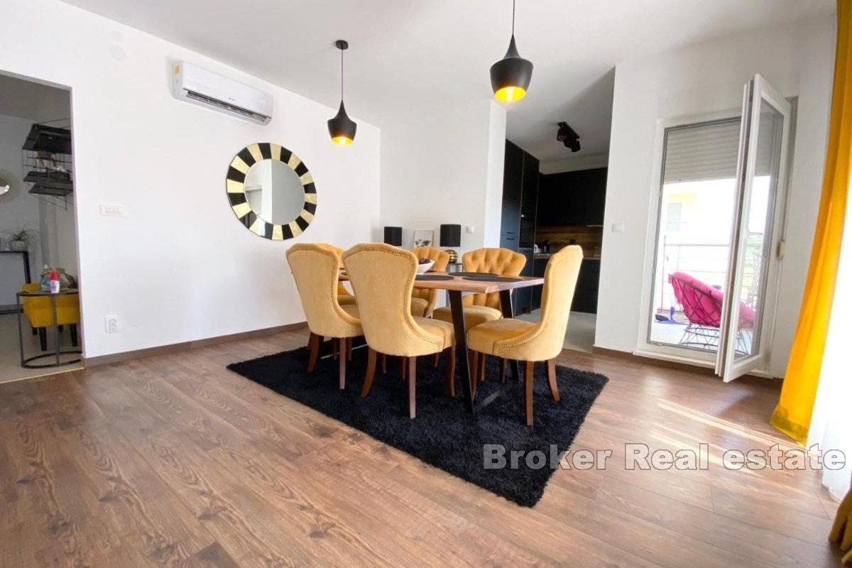 Appartement de trois pièces à la décoration moderne