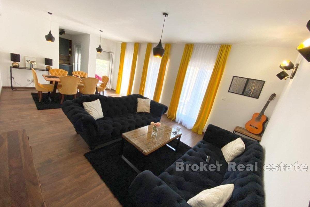 Appartement de trois pièces à la décoration moderne