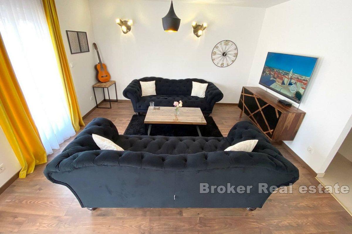 Appartement de trois pièces à la décoration moderne