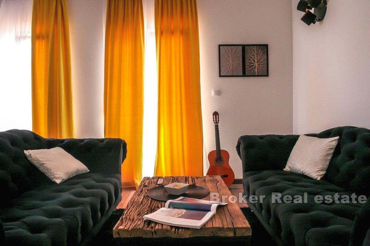 Appartement de trois pièces à la décoration moderne