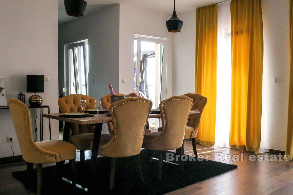 Appartement de trois pièces à la décoration moderne