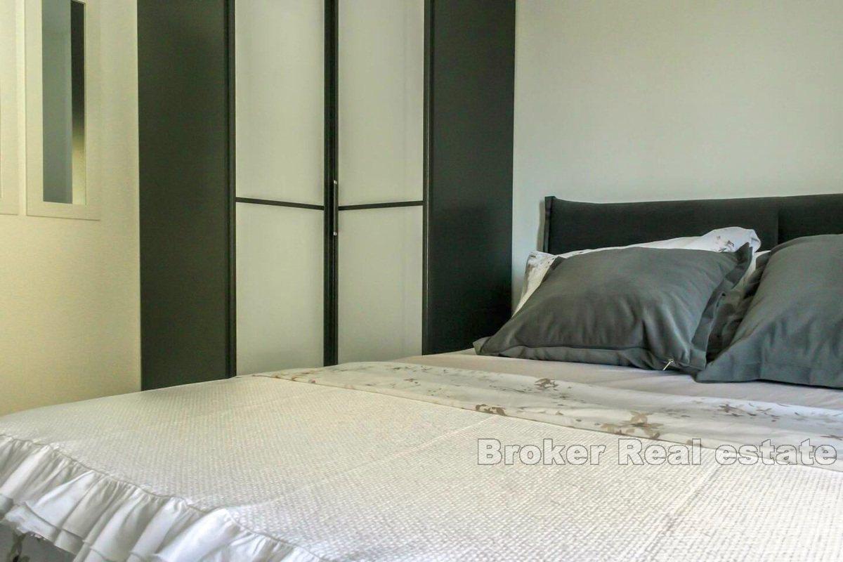 Appartement de trois pièces à la décoration moderne