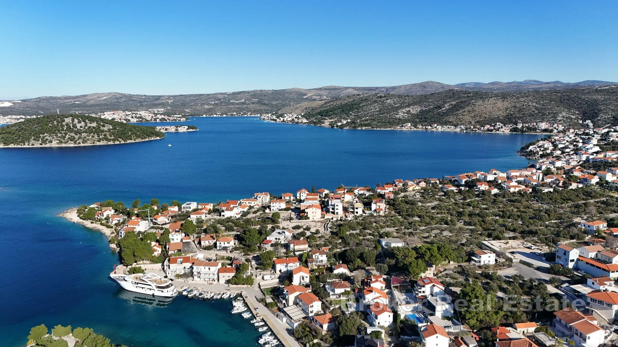 Działka budowlana o regularnym kształcie w pierwszym rzędzie do morza