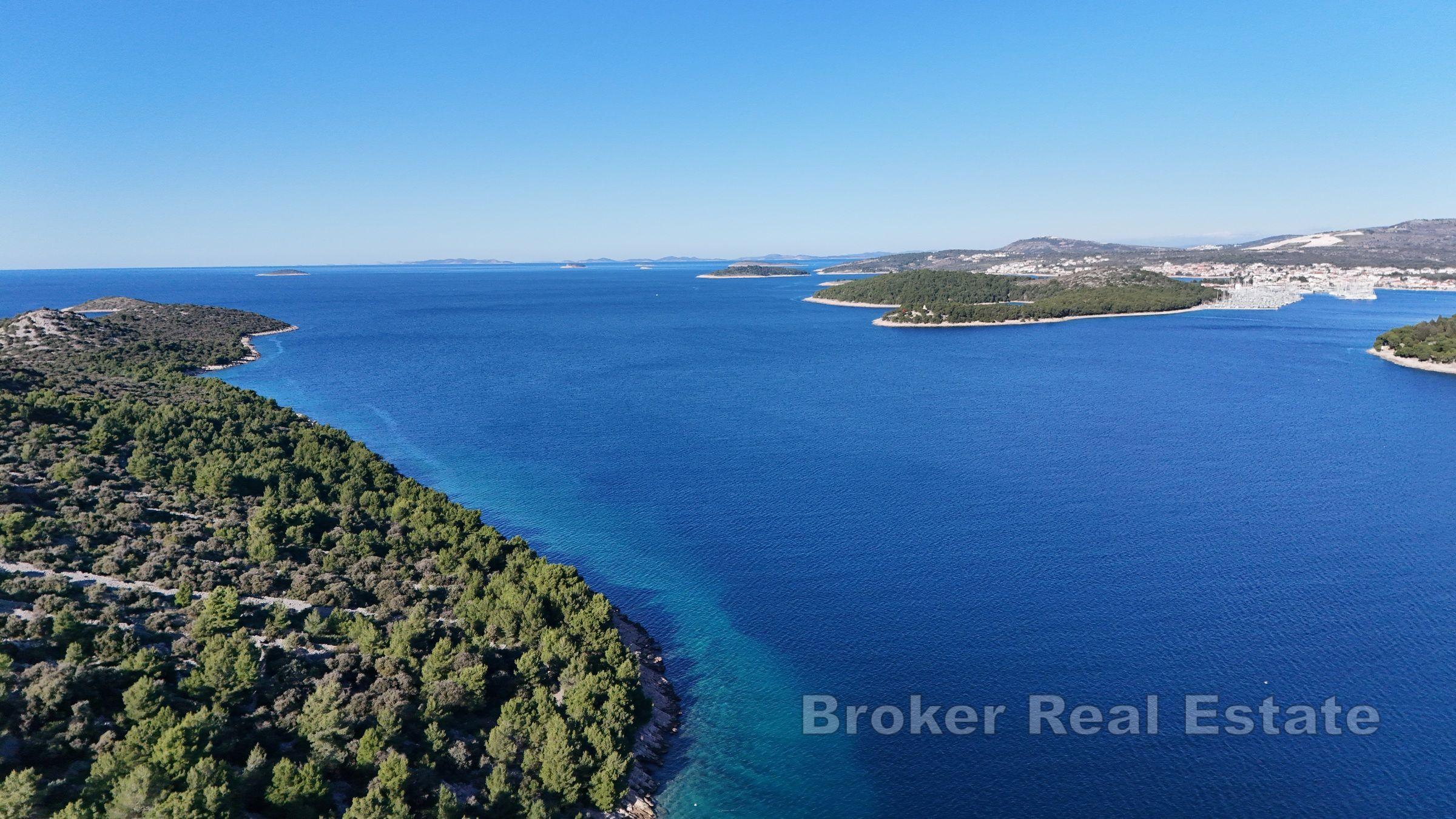 Działka budowlana o regularnym kształcie w pierwszym rzędzie do morza