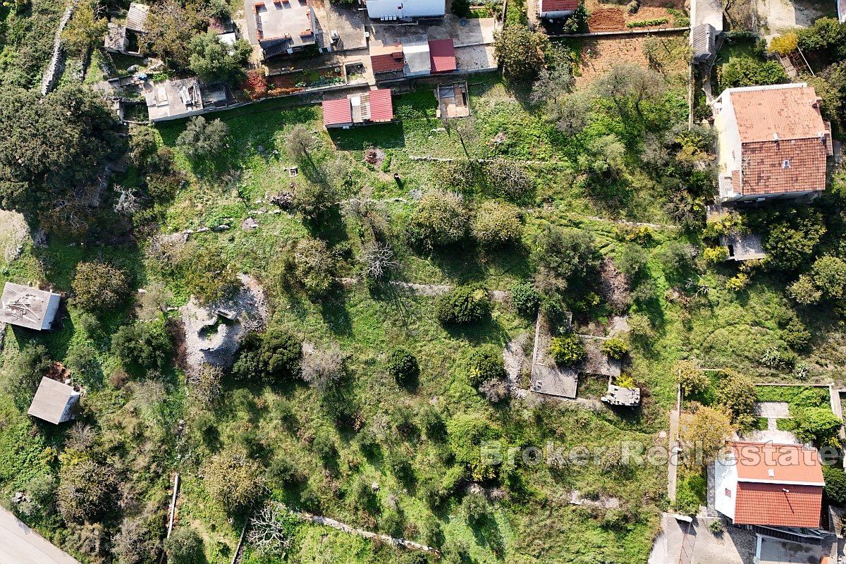 Pravidelně tvarovaný stavební pozemek s výhledem na moře