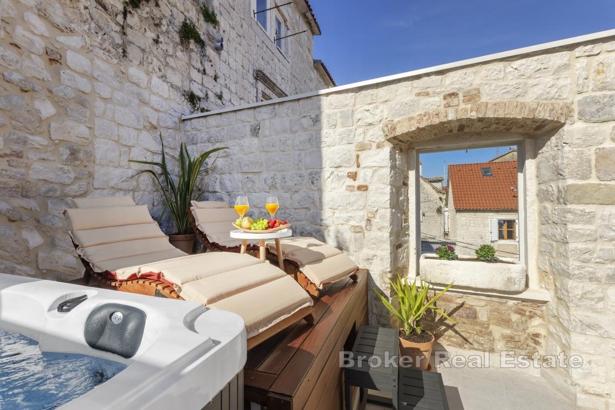 Maison en pierre près de la mer