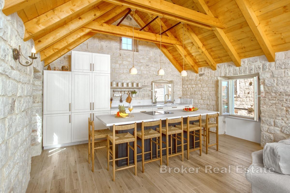 Maison en pierre près de la mer