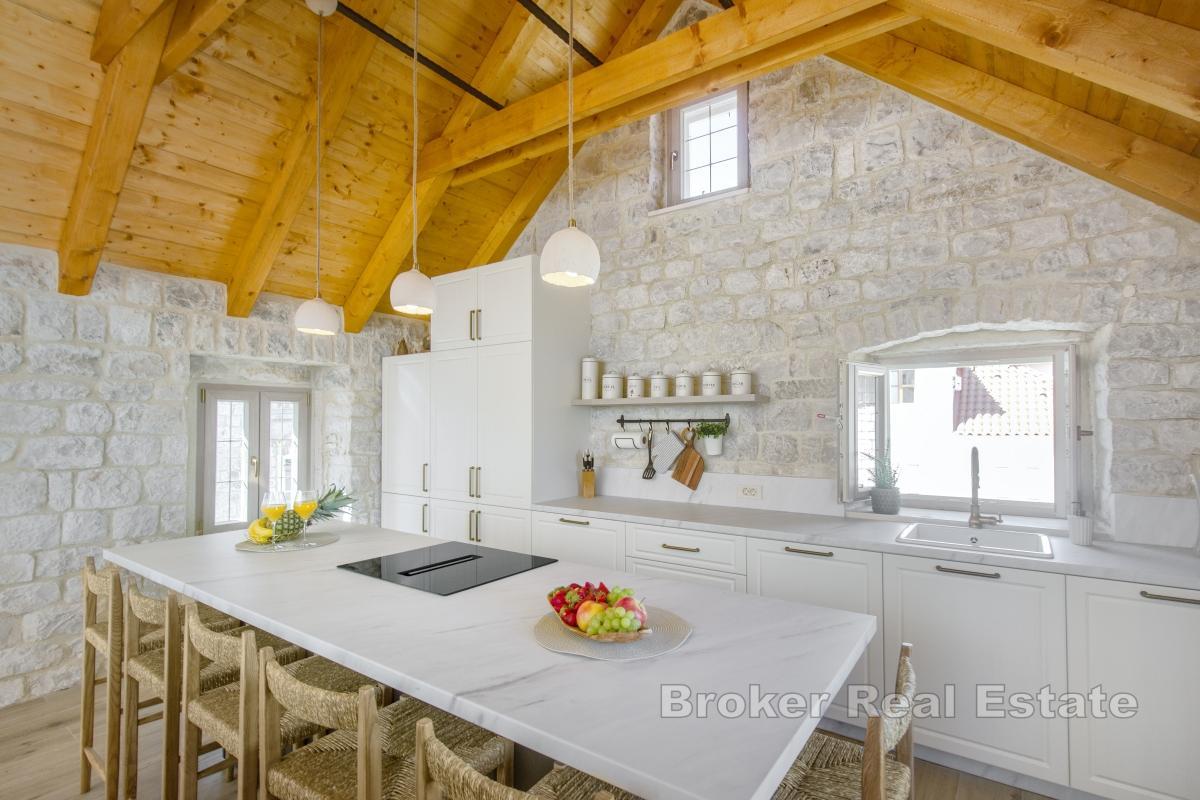 Maison en pierre près de la mer