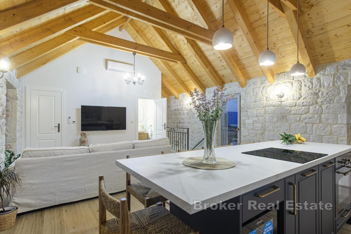 Maison en pierre près de la mer