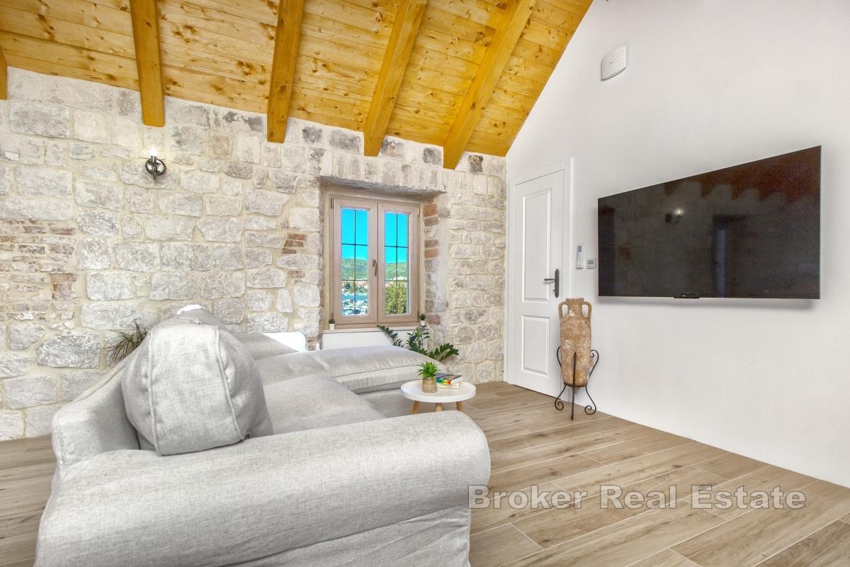 Maison en pierre près de la mer