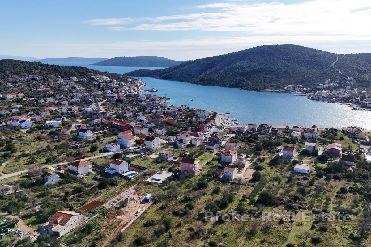 Terreno edificabile rettangolare con vista mare