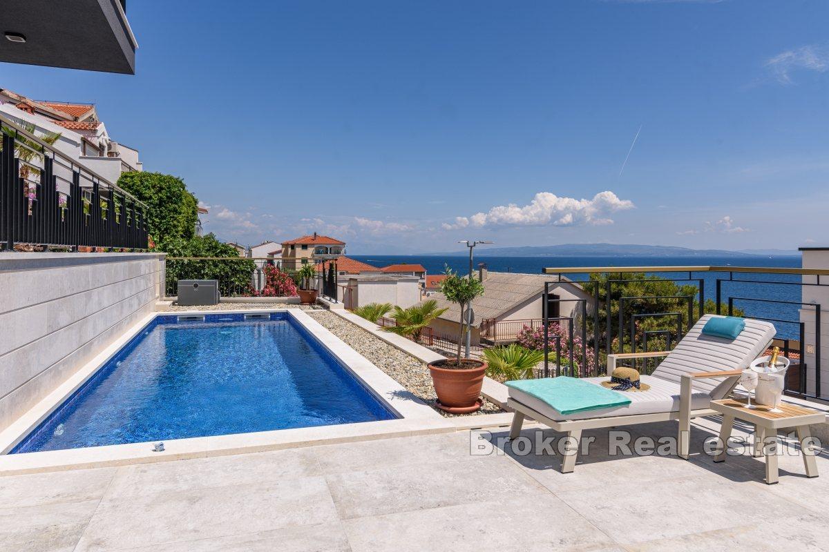 Neu gebaute Villa mit Pool in Meeresnähe