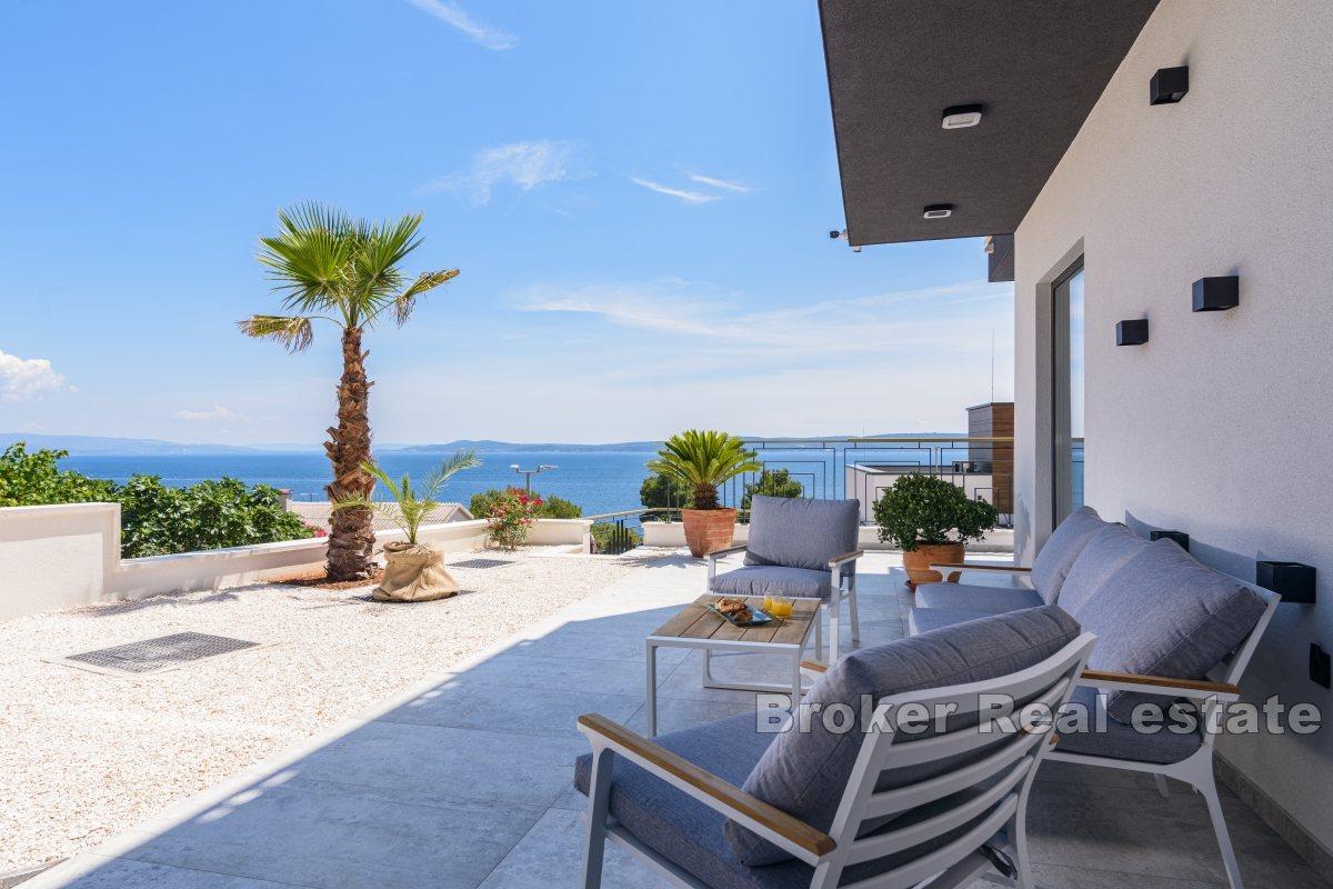 Nybyggd villa med pool nära havet