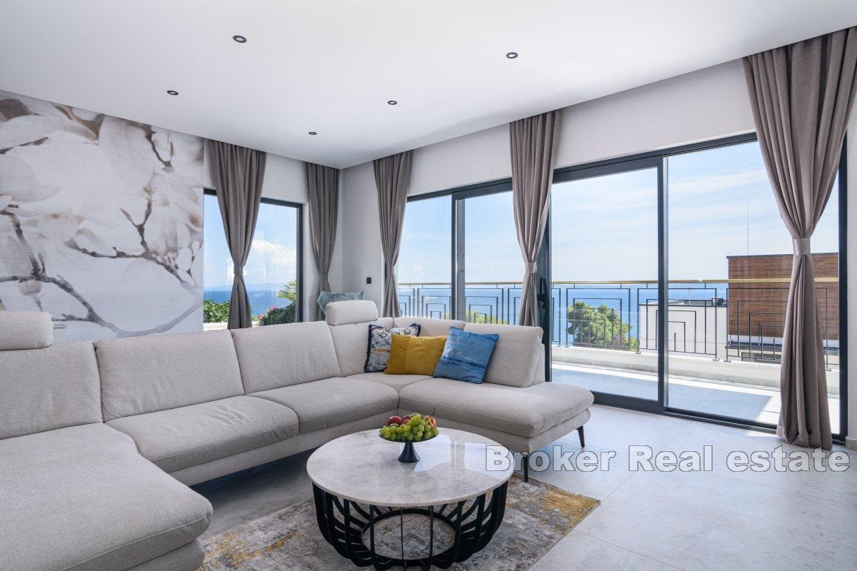 Nybygd villa med basseng nær sjøen