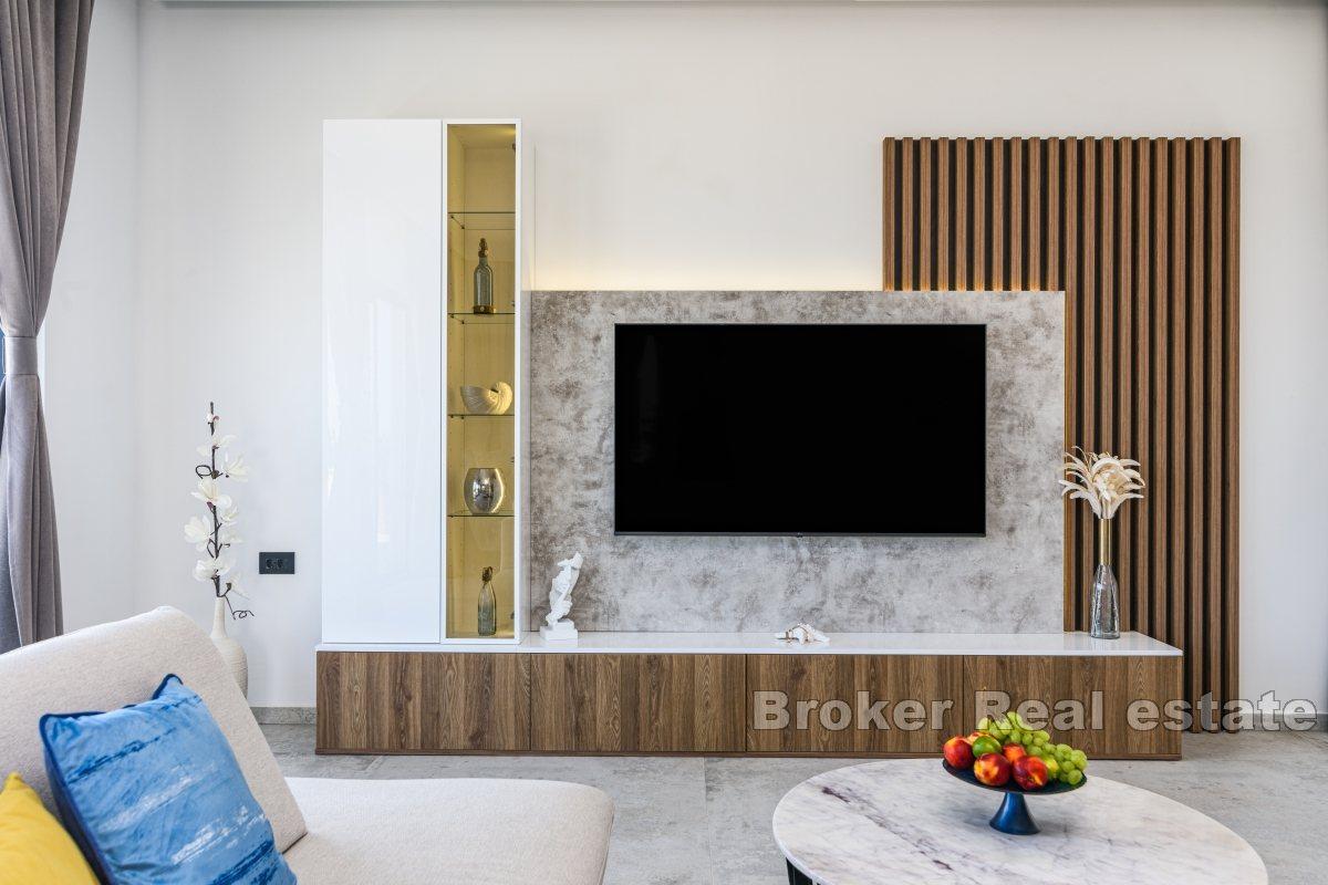 Nybygd villa med basseng nær sjøen